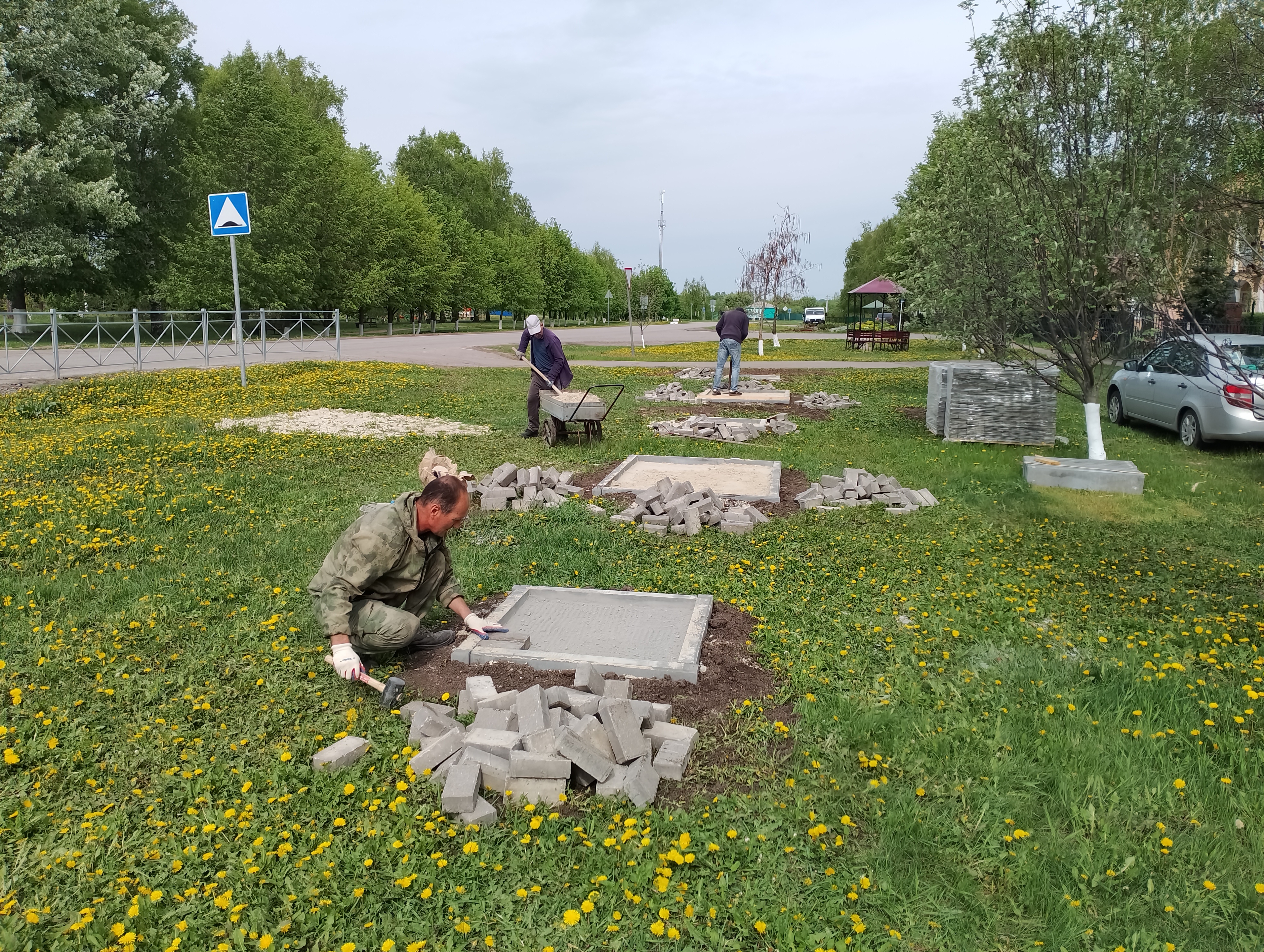 Продолжаем реализацию проекта «Благоустройство территории около Братской могилы в селе Подсереднее Алексеевского городского округа».