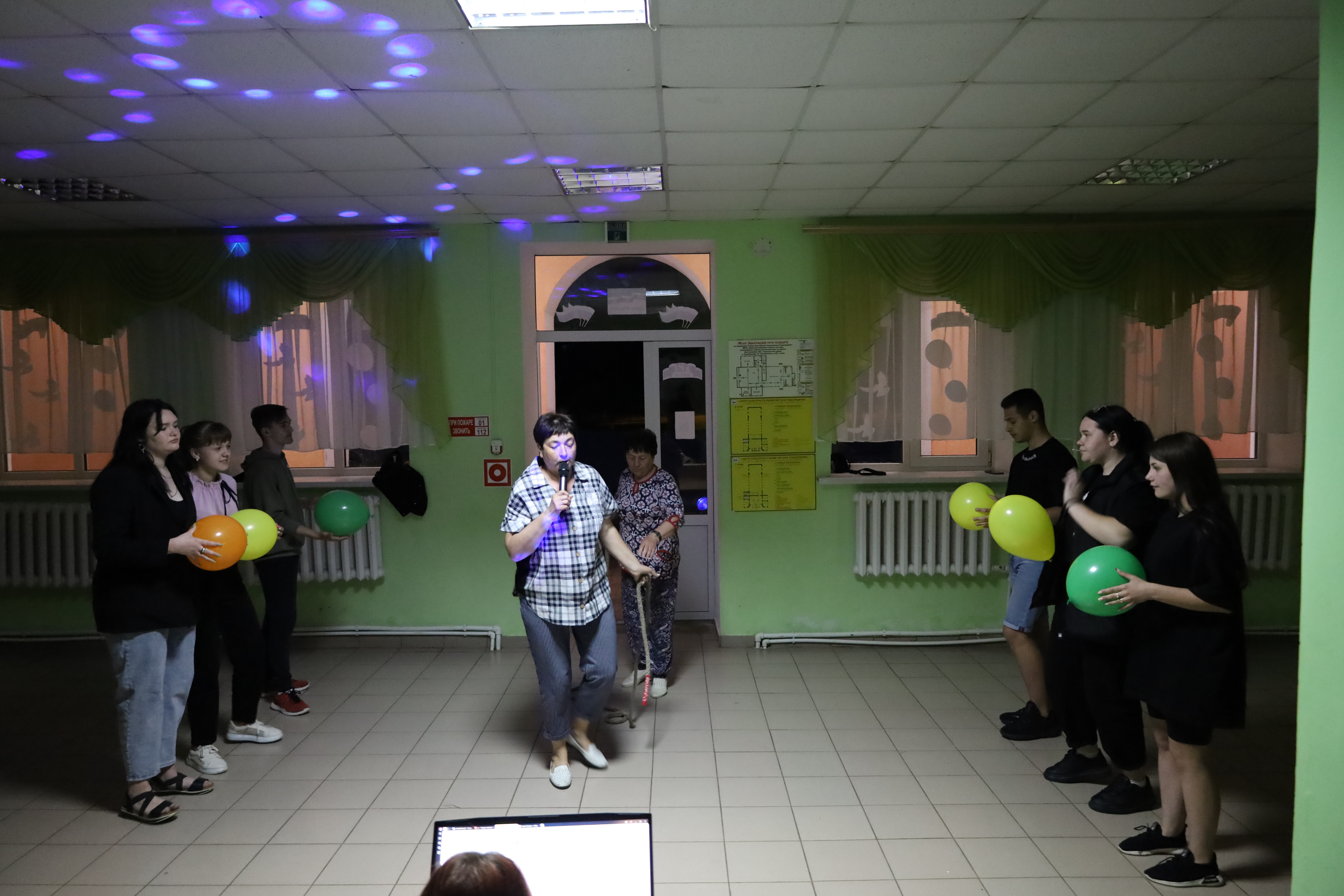 В ЦКР села Подсереднее прошла  дископрограмма ко Дню молодёжи - «Нам жара - не помеха, будут танцы, много смеха».
