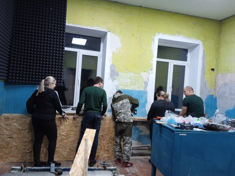 Субботник по ремонту помещения студии звуко-видеозаписи «Креатив».