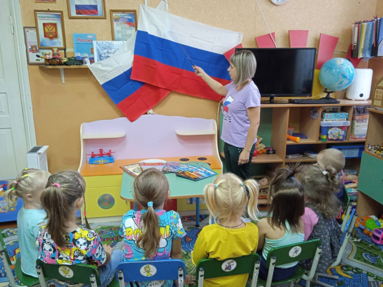 В день Государственного флага Российской Федерации прошли мероприятия с детьми и молодёжью.