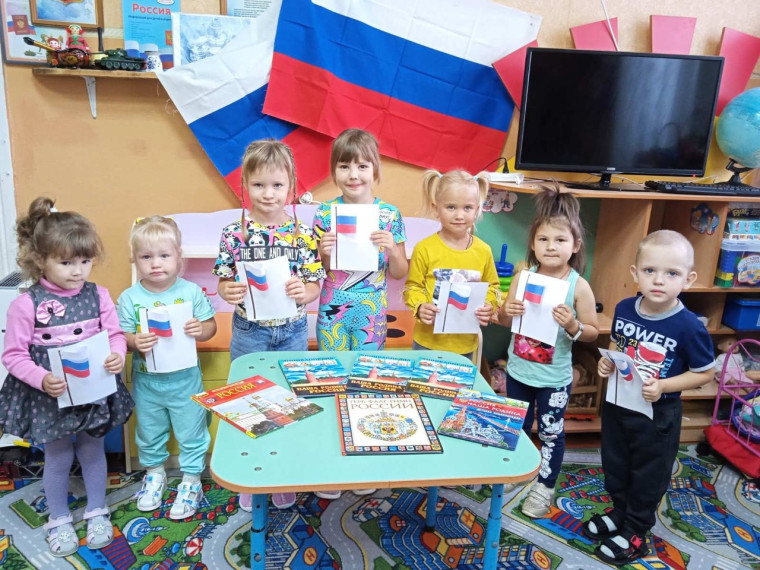 В день Государственного флага Российской Федерации прошли мероприятия с детьми и молодёжью.